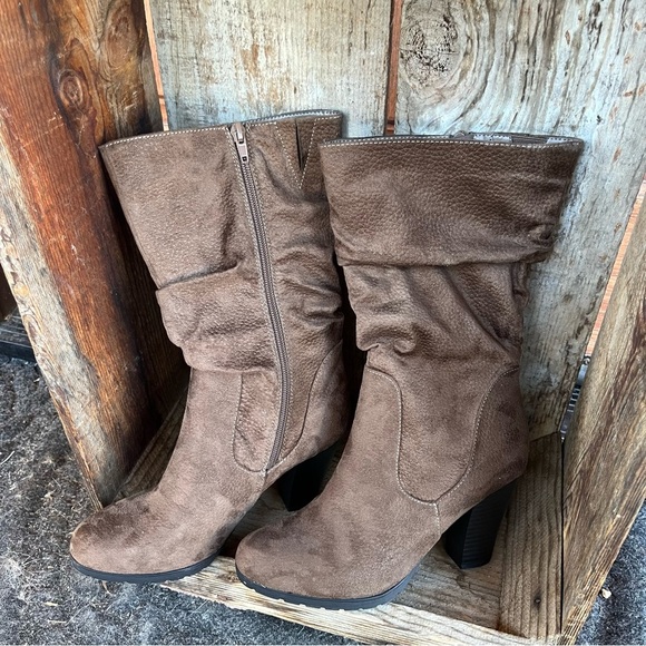 WhiteMT Heeled Boots - Picture 1 of 9